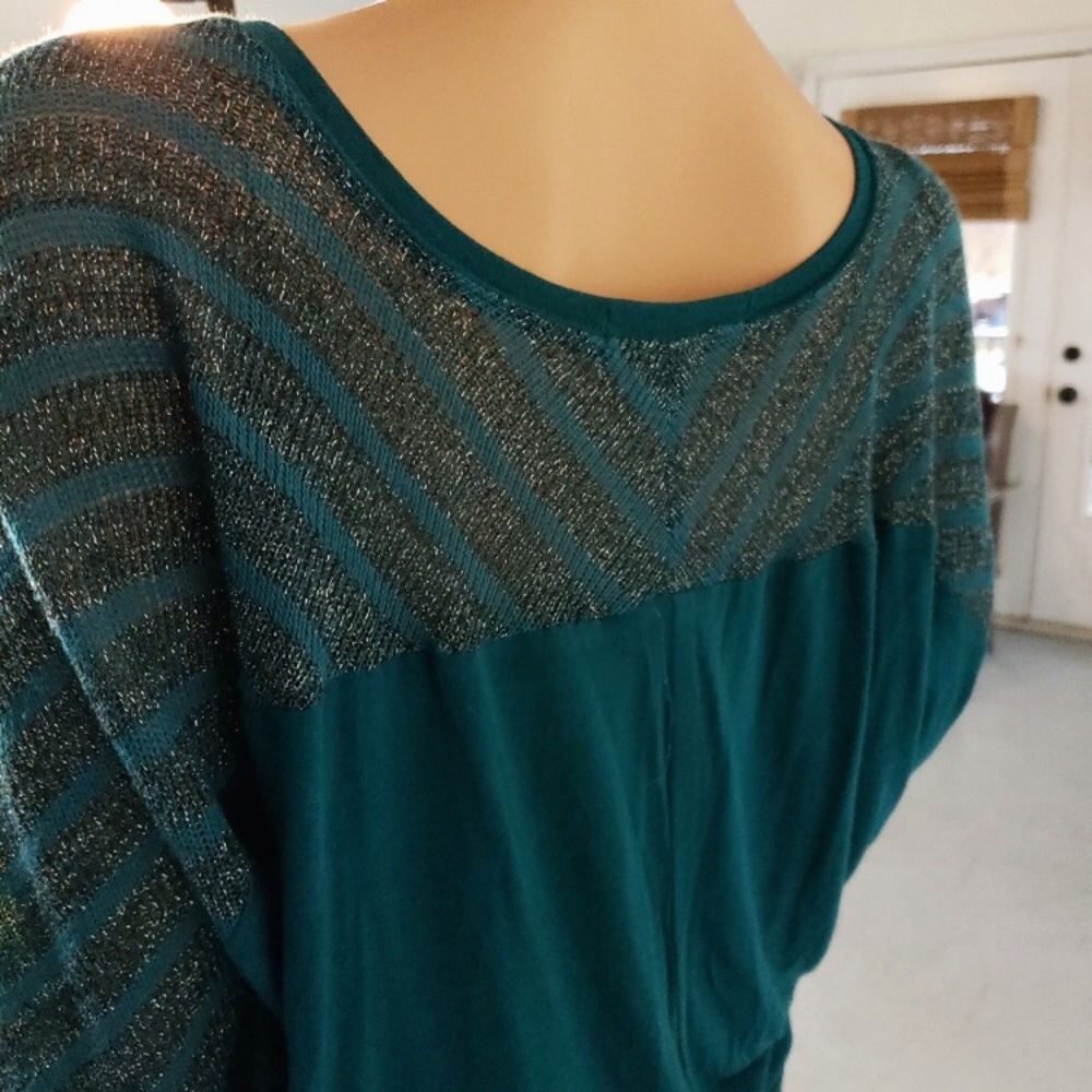 Beautiful top - Picture 3 of 5